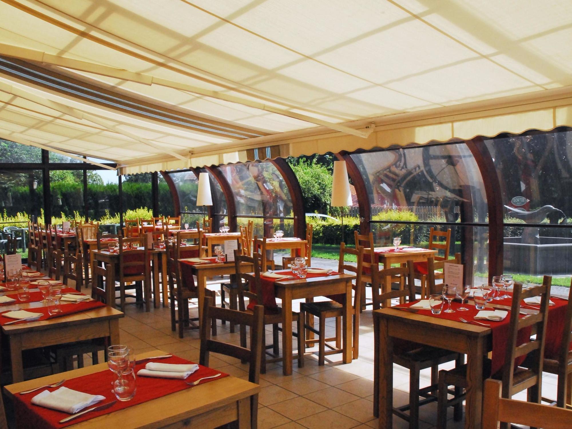 Les Hirondelles Hotel Orcines Exterior photo